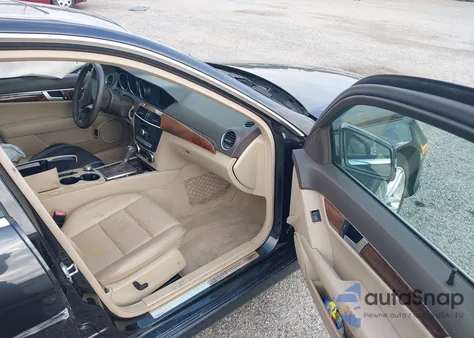 2012 Mercedes-Benz C 300 Luxury 4Matic/Sport 4Matic z USA, uszkodzony, nr VIN WDDGF8BB1CA717117